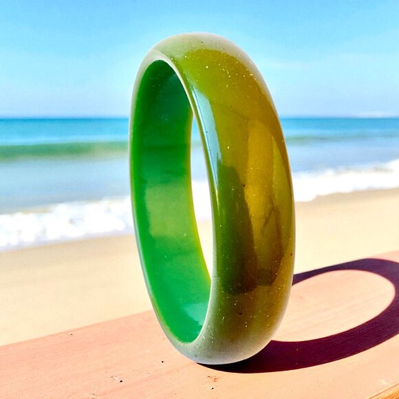 Vintage Bakelite Bangle Bracelet Green Smooth - Picture 3 of 16